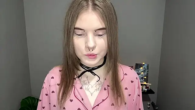 Snapshot of CarolinePepper chatting on 6, 3, 2025 CarolinePepper online show from 6, 3, 2025