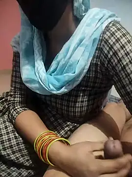 Snapshot of indian_couple4 chatting on 5, 11, 2025 indian couple4 online show from 5, 11, 2025