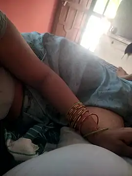 Snapshot of indian_couple4 chatting on 6, 11, 2025 indian couple4 online show from 6, 11, 2025