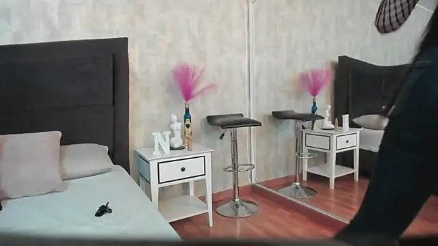 NahomyCarther online show from 20, 4, 2026