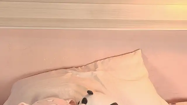 Snapshot of emily_sweett24 chatting on 16, 11, 2025 emily sweett24 online show from 16, 11, 2025