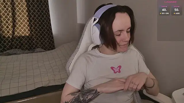 Luna Loveee online show from 15, 4, 2026