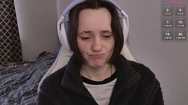 Luna Loveee online show from 27, 4, 2026