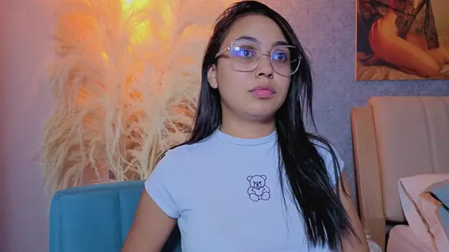 Snapshot of Lucia_Brown_ chatting on 4, 6, 2026 Lucia Brown online show from 4, 6, 2026