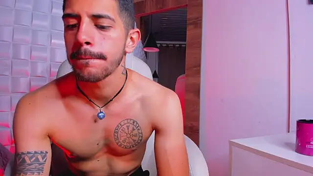 Snapshot of AlejandroStormm chatting on 4, 12, 2025 AlejandroStormm online show from 4, 12, 2025