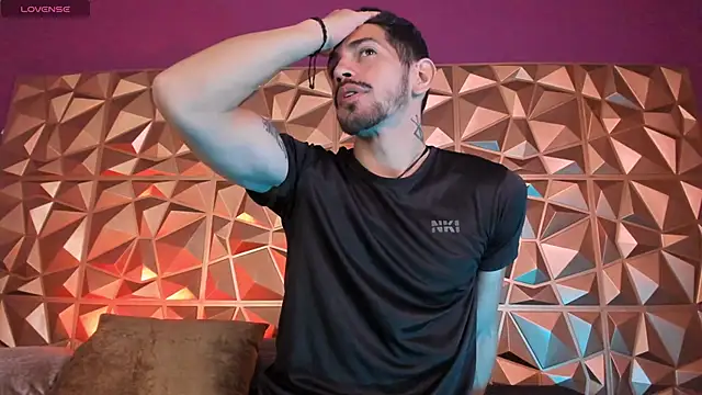 Snapshot of AlejandroStormm chatting on 19, 12, 2025 AlejandroStormm online show from 19, 12, 2025