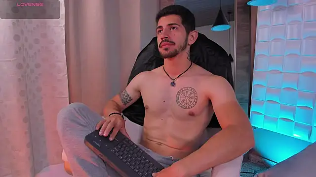 Snapshot of AlejandroStormm chatting on 20, 12, 2025 AlejandroStormm online show from 20, 12, 2025