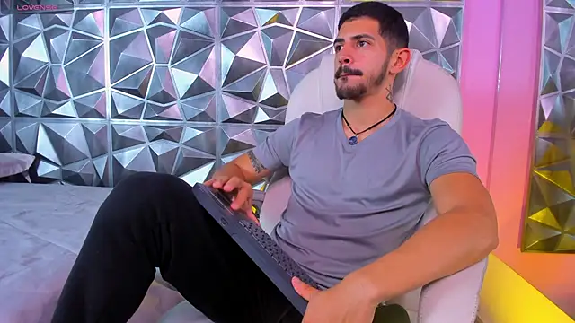 Snapshot of AlejandroStormm chatting on 7, 1, 2026 AlejandroStormm online show from 7, 1, 2026