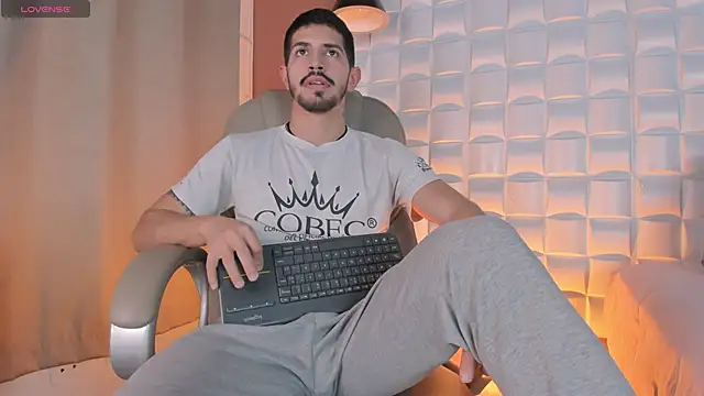 Snapshot of AlejandroStormm chatting on 4, 3, 2026 AlejandroStormm online show from 4, 3, 2026