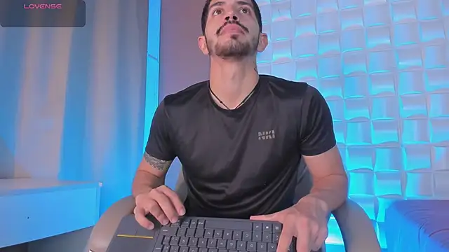 Snapshot of AlejandroStormm chatting on 5, 3, 2026 AlejandroStormm online show from 5, 3, 2026