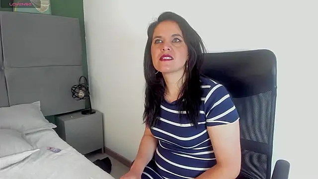 laura hotties online show from 5, 3, 2025