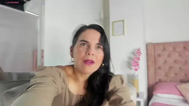 laura hotties online show from 15, 7, 2026