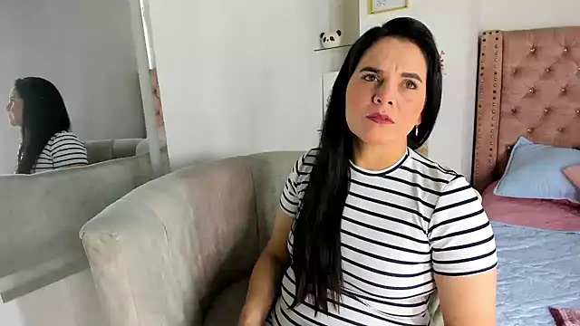 laura hotties online show from 28, 7, 2026