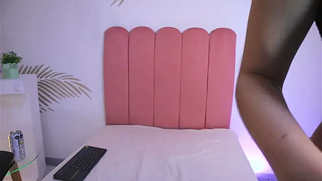 Snapshot of DaphneGlas chatting on 27, 2, 2025 DaphneGlas online show from 27, 2, 2025