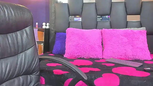 Snapshot of EMYCLARK01 chatting on 1, 5, 2026 EMYCLARK01 online show from 1, 5, 2026