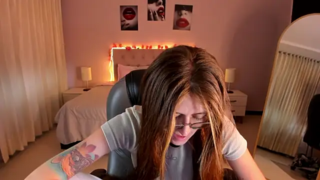 Emily Warren  online show from 24, 4, 2026