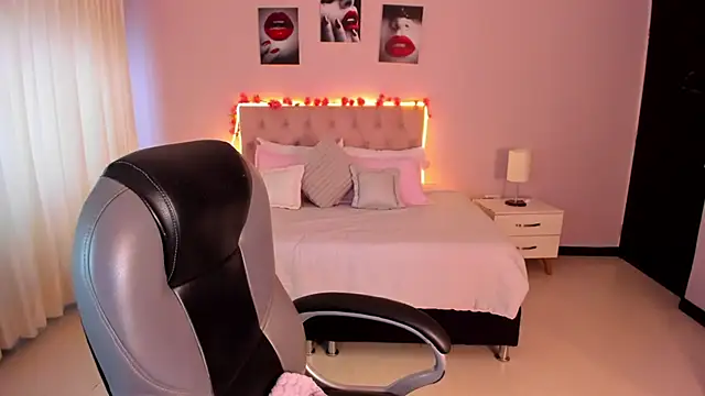 Emily Warren  online show from 25, 4, 2026