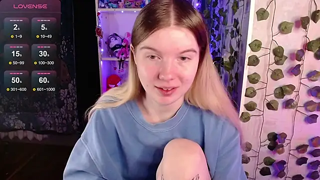 Strawberry juli online show from 22, 3, 2025