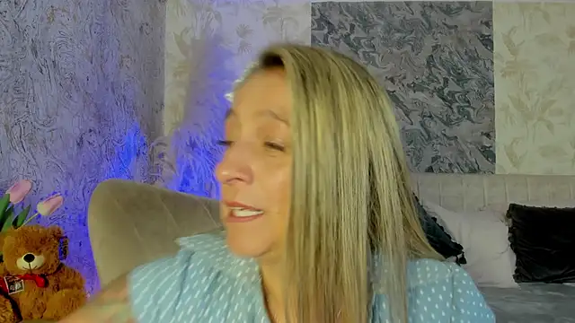 Liannaa  online show from 8, 10, 2025