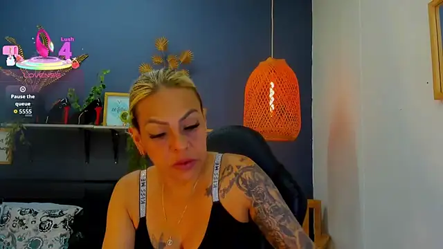 Snapshot of yessila_parker chatting on 30, 5, 2026 yessila parker online show from 30, 5, 2026