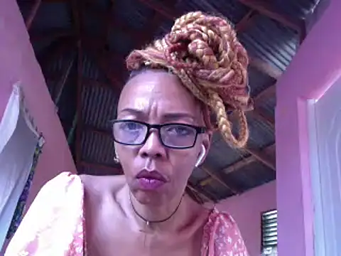 Snapshot of Ladyzee25 chatting on 9, 6, 2026 Ladyzee25 online show from 9, 6, 2026