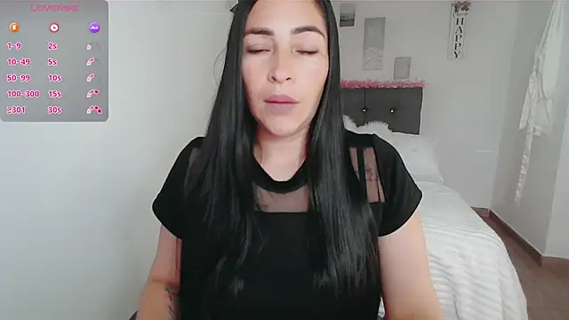 luna lgomez  online show from 7, 10, 2025