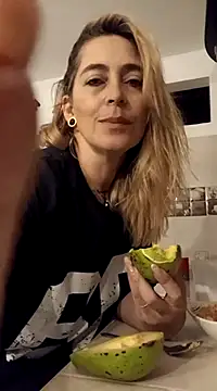 Sara Valkyri online show from 8, 3, 2025