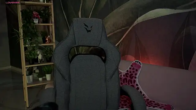 Snapshot of OliviaMcClean chatting on 8, 10, 2025 OliviaMcClean online show from 8, 10, 2025