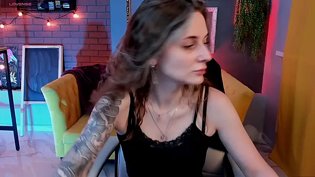 Snapshot of OliviaMcClean chatting on 6, 11, 2025 OliviaMcClean online show from 6, 11, 2025