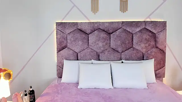 aurora collinss  online show from 23, 10, 2025