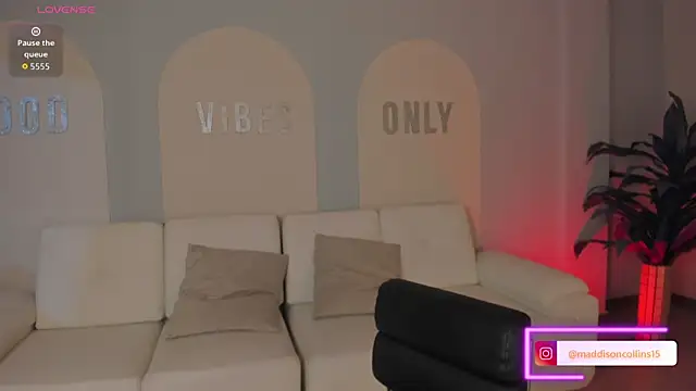 Snapshot of MaddisonCollins chatting on 18, 12, 2025 MaddisonCollins online show from 18, 12, 2025