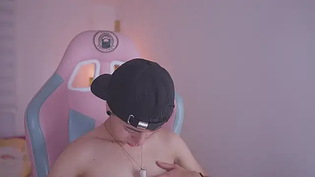 Snapshot of tommy_blue chatting on 24, 11, 2025 tommy blue online show from 24, 11, 2025