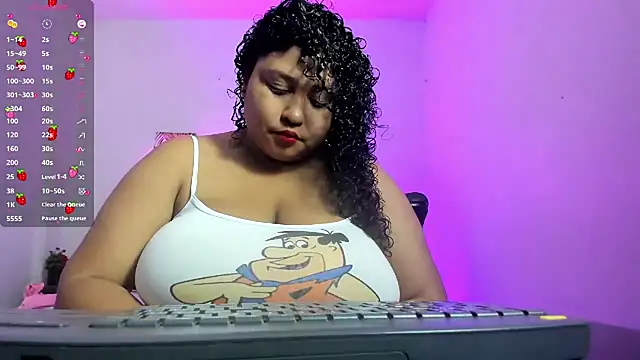 Snapshot of Ayliinn_ chatting on 17, 10, 2025 Ayliinn online show from 17, 10, 2025