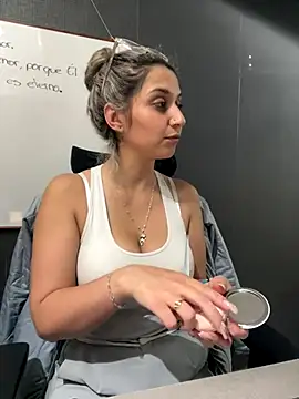 Isabella Varella online show from 15, 12, 2025