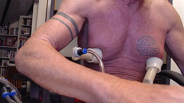 Snapshot of munichrubber chatting on 6, 10, 2025 munichrubber online show from 6, 10, 2025