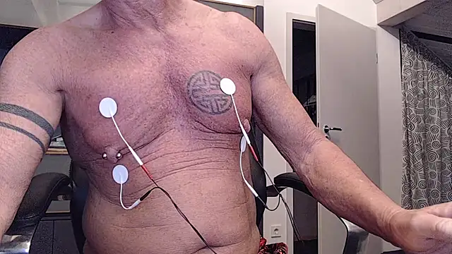 Snapshot of munichrubber chatting on 20, 10, 2025 munichrubber online show from 20, 10, 2025