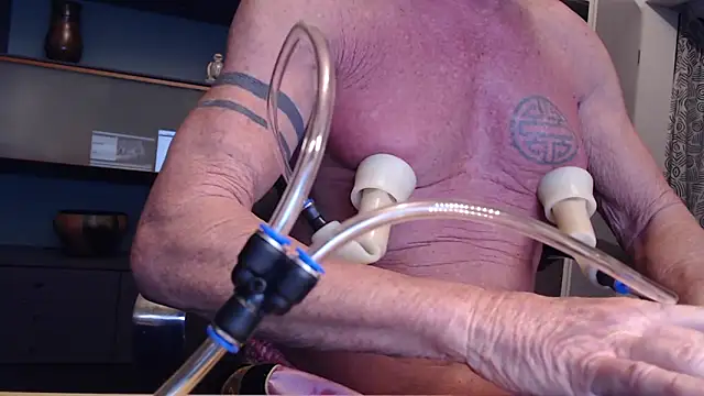 Snapshot of munichrubber chatting on 1, 12, 2025 munichrubber online show from 1, 12, 2025