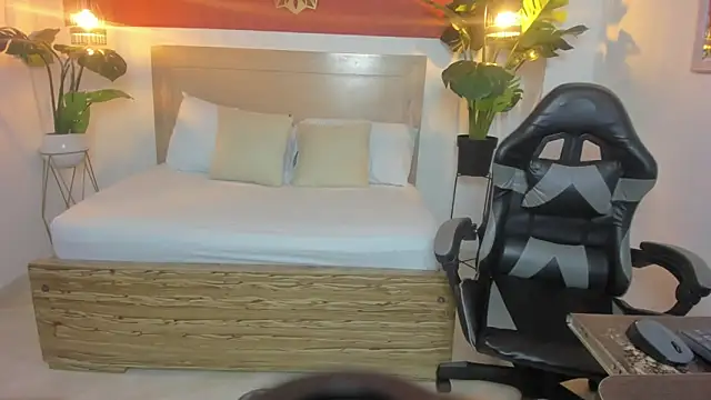 laylax  online show from 23, 4, 2026