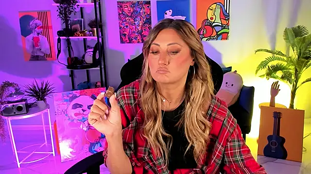 Snapshot of SarahAlluring chatting on 11, 10, 2025 SarahAlluring online show from 11, 10, 2025