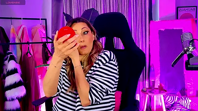 SarahAlluring online show from 27, 4, 2026