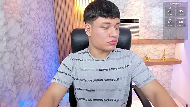 Snapshot of AndrewPeach_ chatting on 8, 9, 2025 AndrewPeach online show from 8, 9, 2025