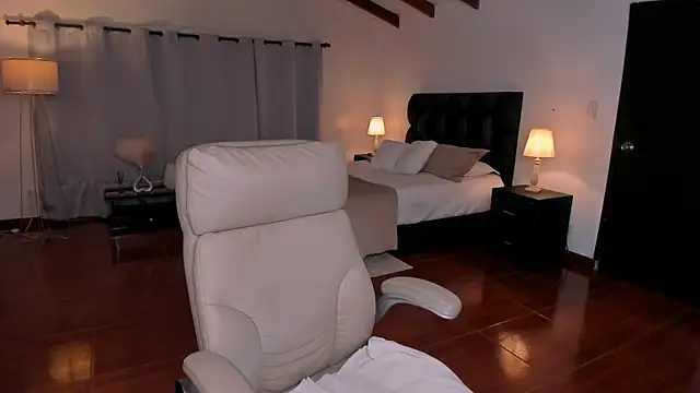 Snapshot of karla_hill_28 chatting on 17, 12, 2025 karla hill 28 online show from 17, 12, 2025