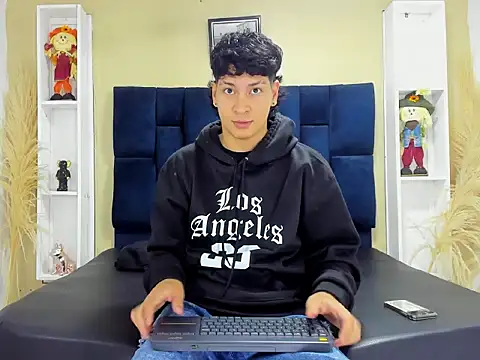 Jhojan twink online show from 21, 9, 2025