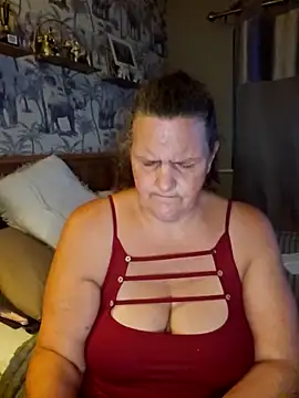 MissQueenBeex online show from 8, 9, 2025