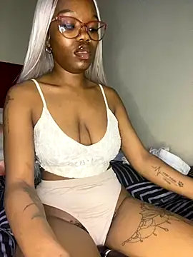 Snapshot of YummyMelanin117 chatting on 14, 10, 2025 YummyMelanin117 online show from 14, 10, 2025