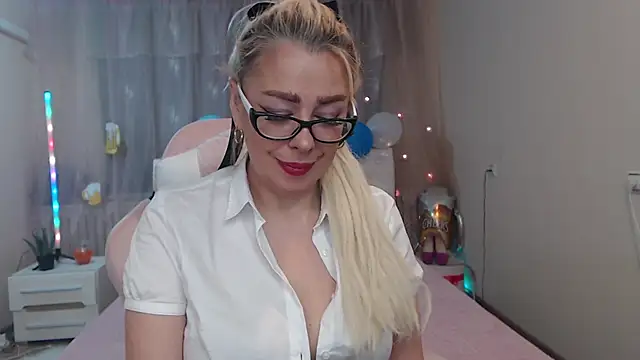 Snapshot of KatrinaCharm chatting on 8, 10, 2025 KatrinaCharm online show from 8, 10, 2025