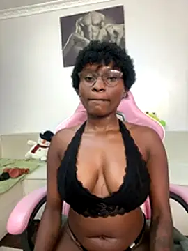 Snapshot of Lil-shawrie chatting on 3, 12, 2025 Lil-shawrie online show from 3, 12, 2025