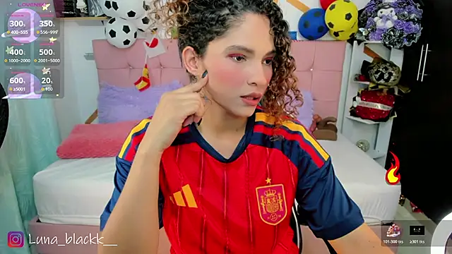 Luna blackk online show from 6, 7, 2026