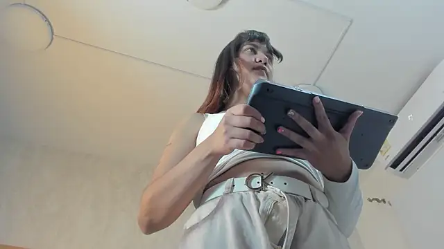 juliette pretty  online show from 13, 10, 2025