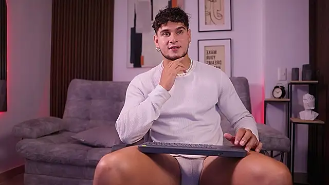 Snapshot of DaviesBrown chatting on 24, 11, 2025 DaviesBrown online show from 24, 11, 2025